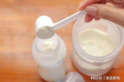 小宝宝喝奶粉视频,温馨育儿日常记录