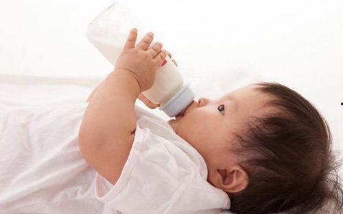 小宝宝喝奶粉视频,温馨育儿日常记录