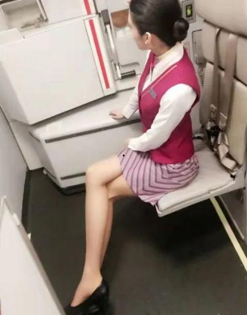 日本航班空姐只穿内衣,仅穿内衣引发安全与时尚争议