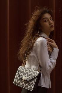 演员春夏图片,光影交织下的时尚演绎